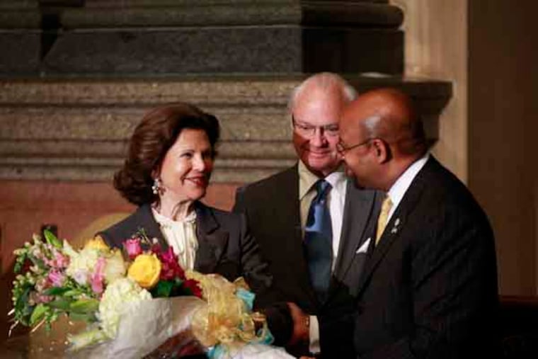 Mayor Michael Nutter, Queen Silvia and King Carl XVI Gustaf of Sweden exchange gifts at City Hall, May 10, 2013. ( DAVID SWANSON / Staff Photographer )