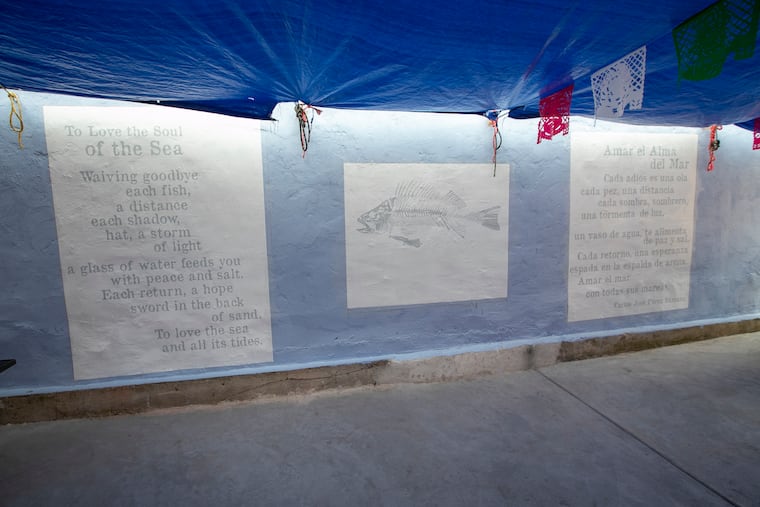 El poema "Amar el Alma del Mar", de Carlos José Pérez Sámano, en una de las paredes de la terraza del restaurante Alma del Mar. El trabajo se dio a conocer para celebrar el Día de la Independencia de México y dar inicio al Mes de la Herencia Hispana.