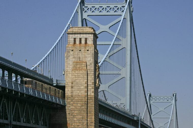 PATCO High Speed train is stranded on the Ben Franklin Bridge because of power failure about 1 hour 40 min. this morning. 04/30/2010 (Akira Suwa / Staff Photographer ) EDITOR’S NOTE: JPATCO01-A AS — PATCO High Speed line was disrupeted about 1 hour 40 min. because power failure this morning.