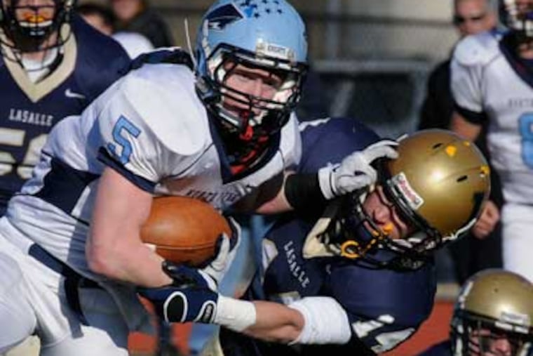 North Penn's Matt Smith runs past LaSalle's Jimmy Herron in the third quarter. (Ron Tarver/Staff Photographer)