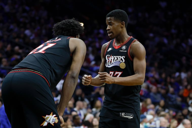 Sixers guard VJ Edgecombe (right) has been more willing to share wisdom with teammates than the typical 20-year-old rookie.