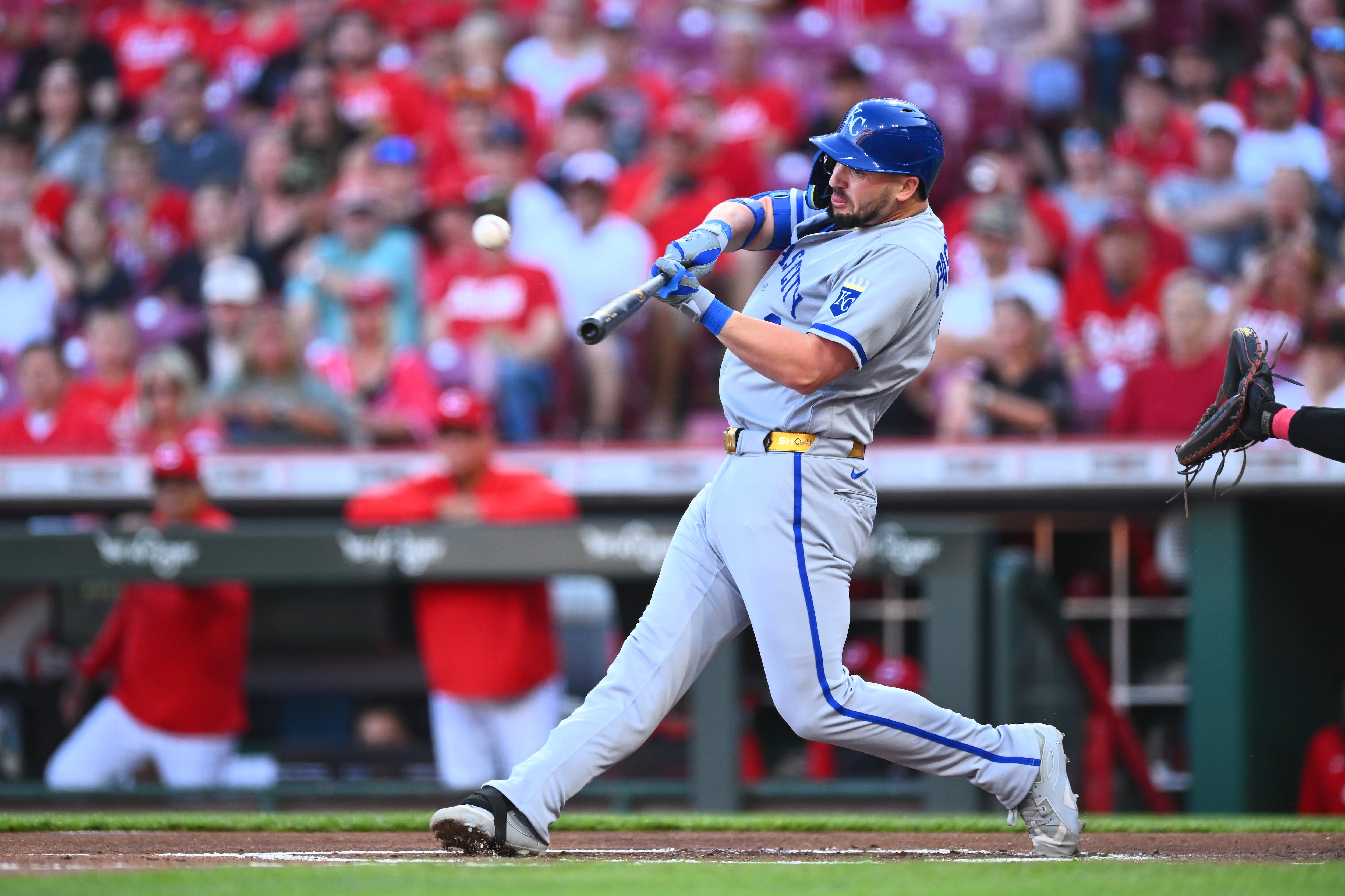 Massey hits tiebreaking RBI single in 9th inning, Royals beat Reds 5-2