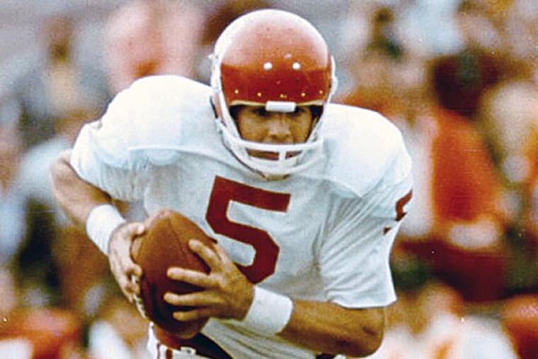 Steve Davis was one of two people killed Sunday in a plane crash in South Bend, Ind. (OU Athletics Communications/AP)