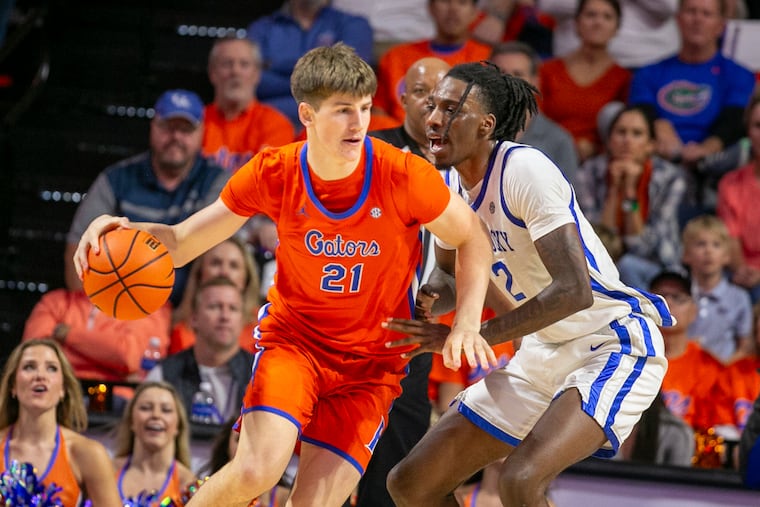 Kentucky forward Aaron Bradshaw guards Florida forward Alex Condon during the second half Saturday in Gainesville, Fla.