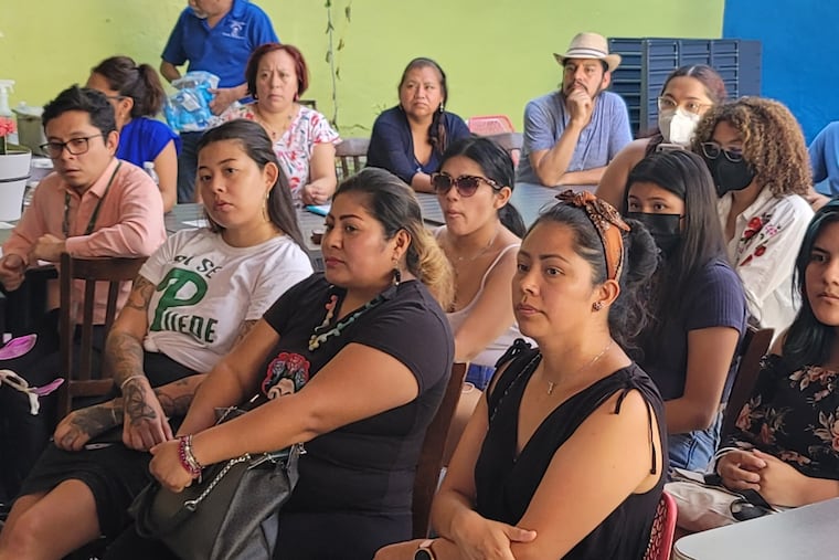 Los miembros de la Asociación de Negocios Mexicanos de Filadelfia y el grupo de defensa de los inmigrantes del sur de Filadelfia, Juntos, escuchan a la policía y a los funcionarios públicos el miércoles pasado en el restaurante Alma del Mar en South Ninth Street.