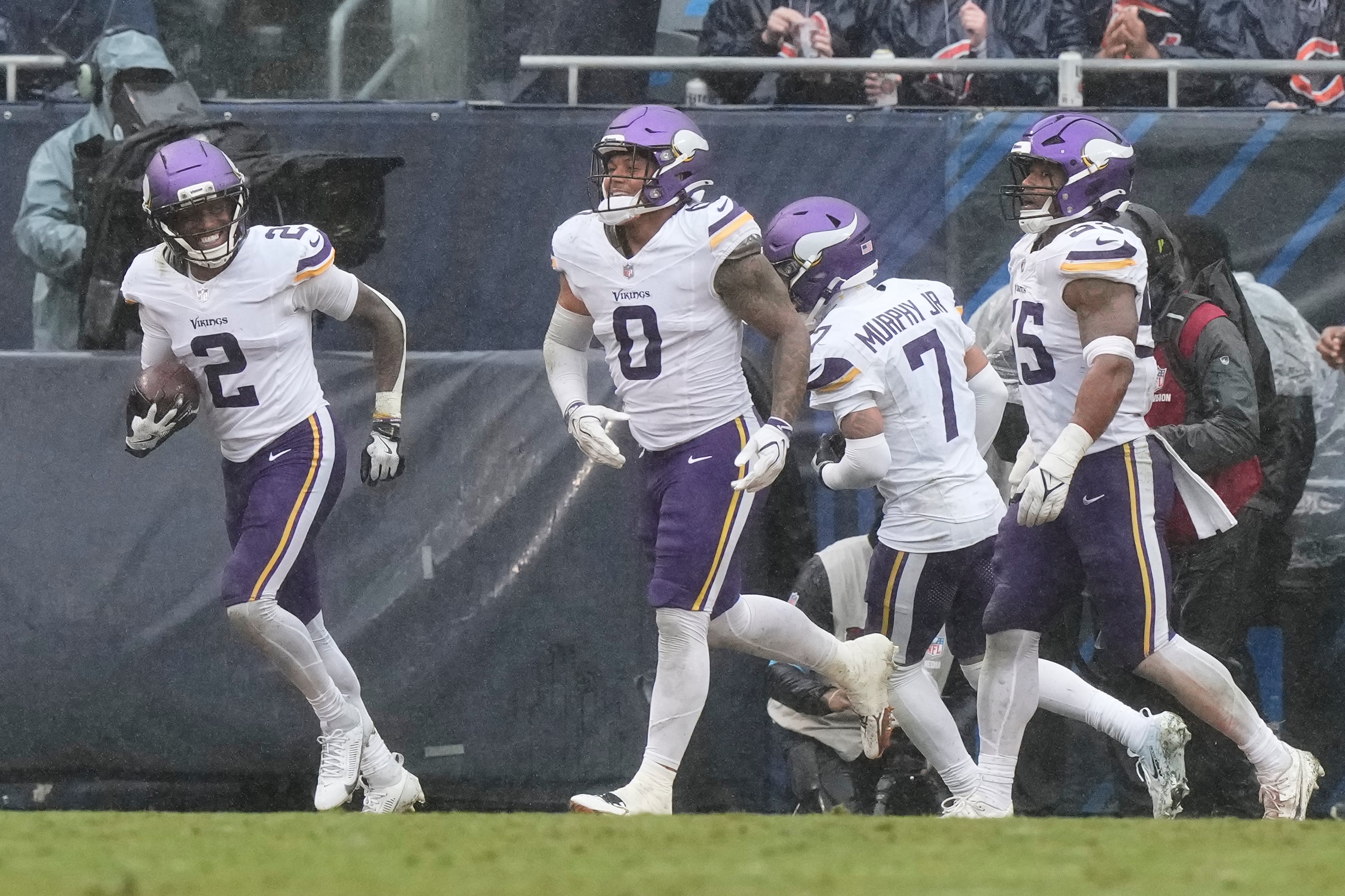 Rodgers and Turner help the Vikings shut down the Bears for a 9-3 win in the rain