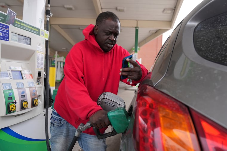Dave Thomas purchases gasoline at a station Tuesday in Chicago.