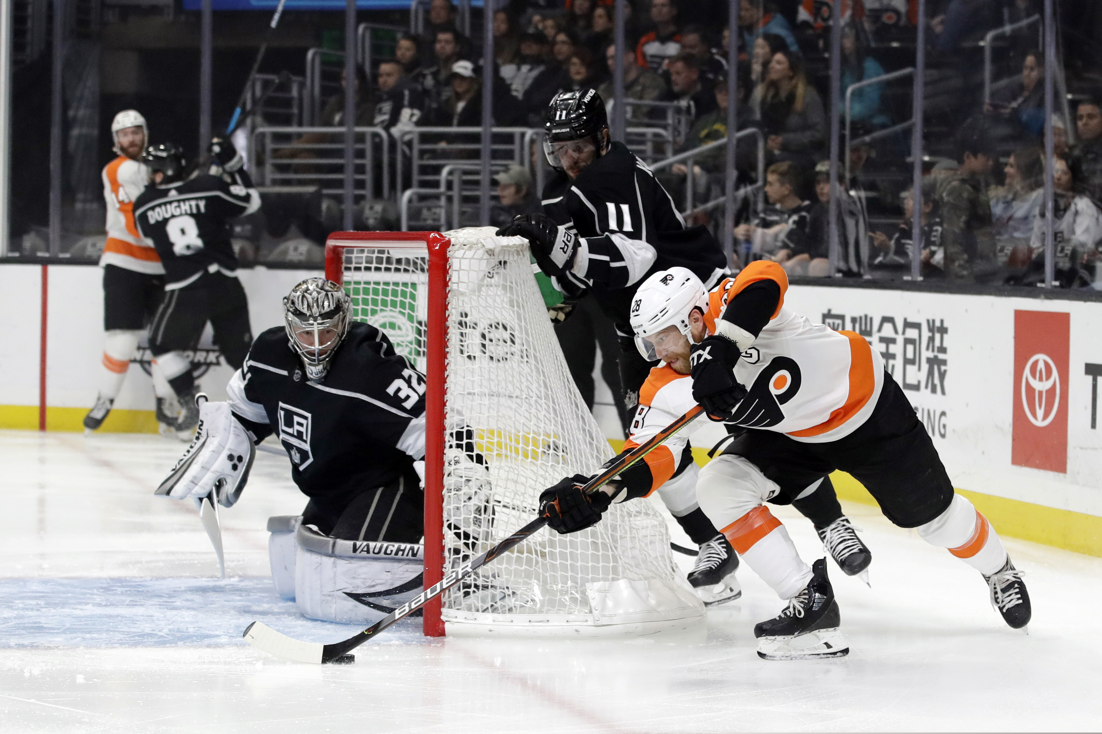 The Flyers' Claude Giroux tries to shoot past Los Angeles Kings goaltender Jonathan Quick during the first period.