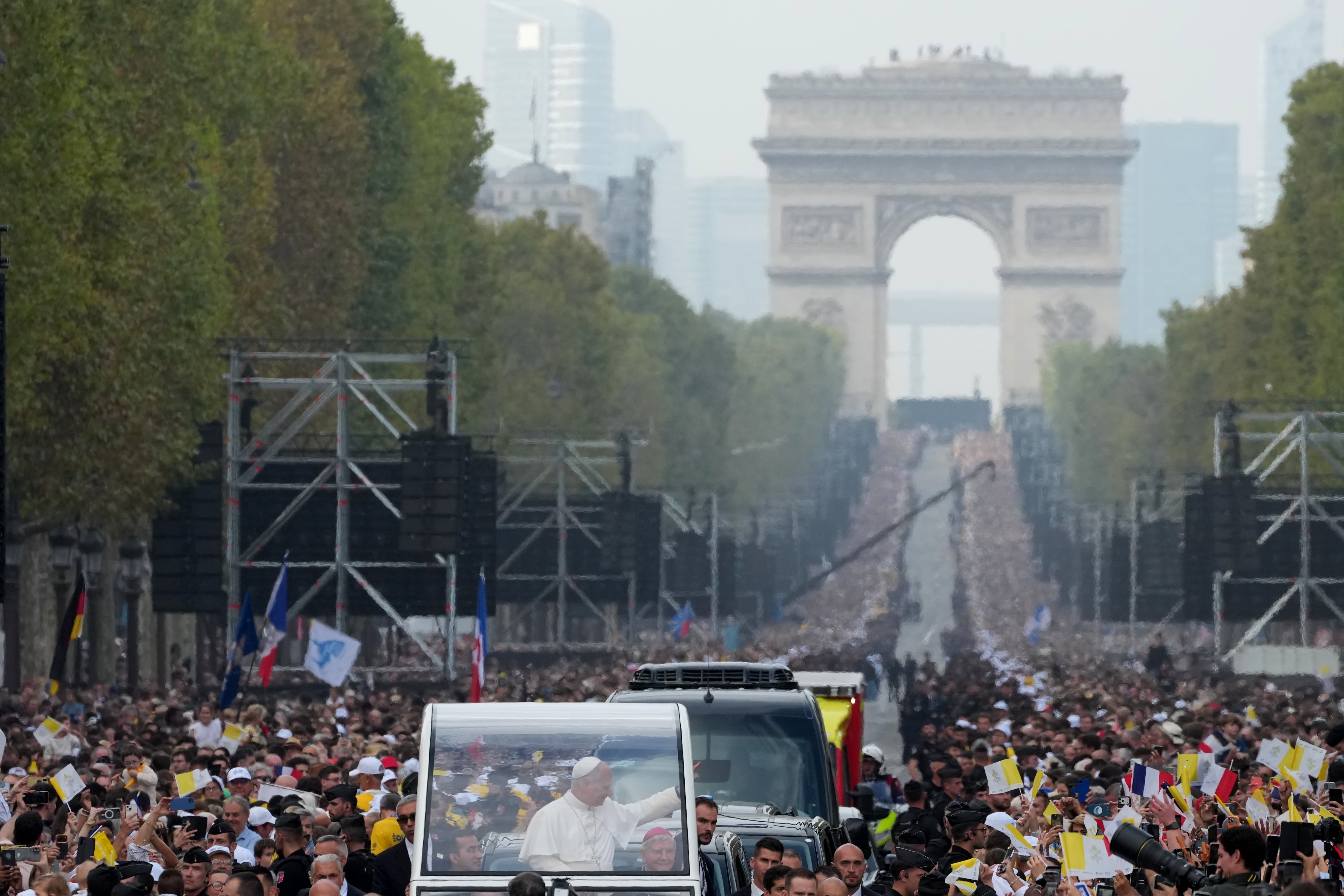 Pope Leo draws 800,000 people to central Paris for open-air Mass on iconic square