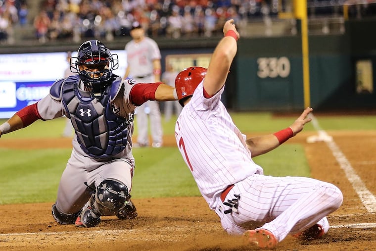 Phillies’ Rhys Hoskins scores on Aaron Altherr’s two-run triple.