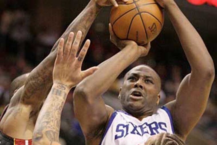 Elton Brand scored 15 points and dished out three assists in the 76ers' loss. (Elizabeth Robertson/Staff Photographer)