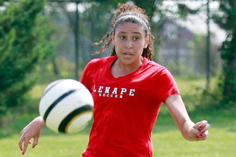 Lenape forward Rachelle Ross controls the ball during a
scrimmage. (AKIRA SUWA / Staff Photographer)