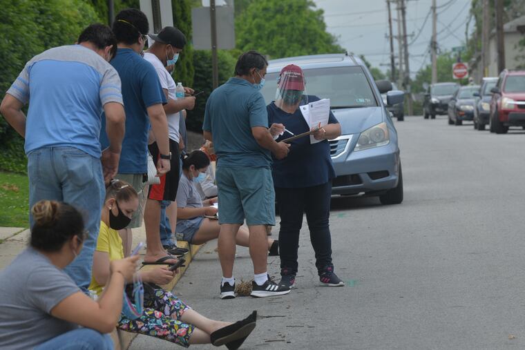 Residentes se colocan en fila con anticipación al horario establecido para el suministro de pruebas de COVID-19. Las enfermeras que trabajan con el Departamento de Salud del condado de Chester administraron las pruebas, durante una sesión organizada en el centro Kennett Area Community Services.