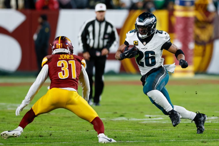 Veteran defensive back Jonathan Jones (left) is signing with the Eagles.