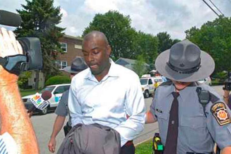 Former 76er Aaron McKie was arrested on gun-related charges. He allegedly tried to purchase two handguns and falsified the background checks paperwork. (Clem Murray / Inquirer)