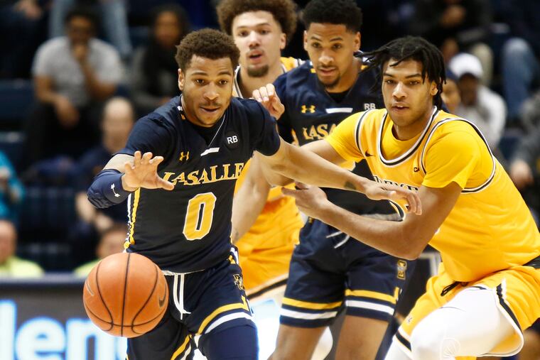 La Salle guard Ayinde Hikim (0) gets to a loose ball ahead of Drexel forward T.J. Bickerstaff during the second half.