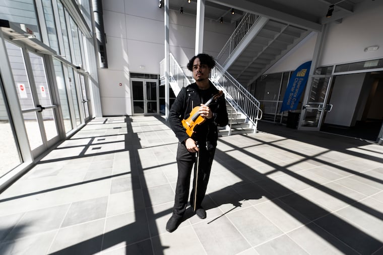 Daniel de Jesús sabe muy bien cómo sobresalir como artista multidisciplinar. Tiene un trasfondo dedicado a la pintura, el violín, el chelo y la composición, además de ser artista visual y el director de Educación Musical y Extensión Comunitaria de Artistas y Músicos Latinoamericanos (AMLA) en Esperanza.