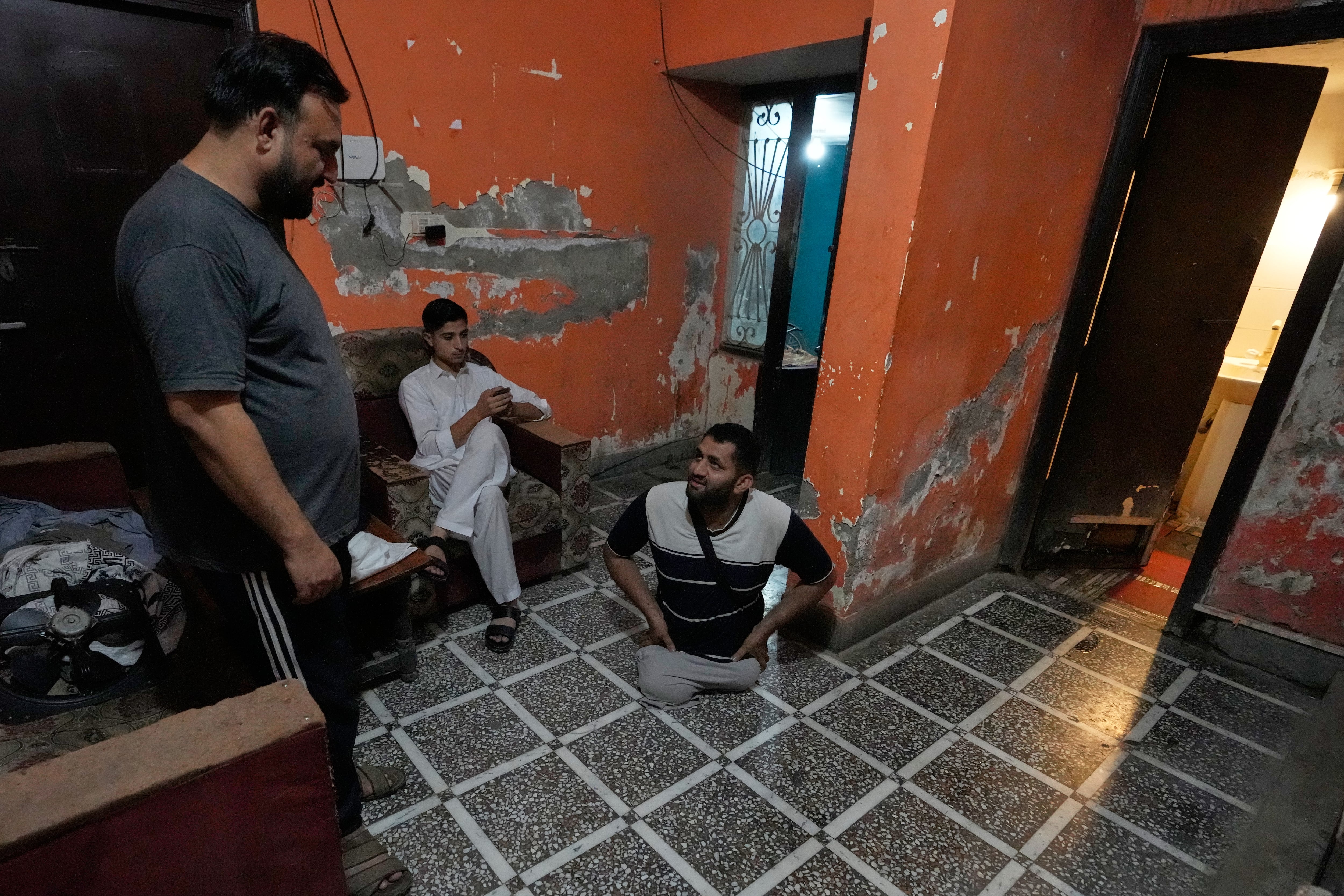 An accident took his legs. He adapted his motorcycle and delivers meals across Islamabad, in photos