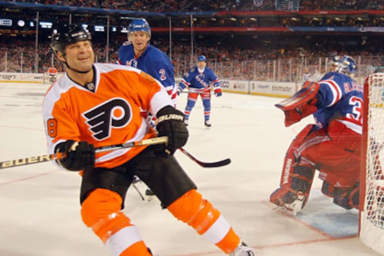 Eric Lindros received a warm greeting from Flyers fans. (Ron Cortes / Staff Photographer)