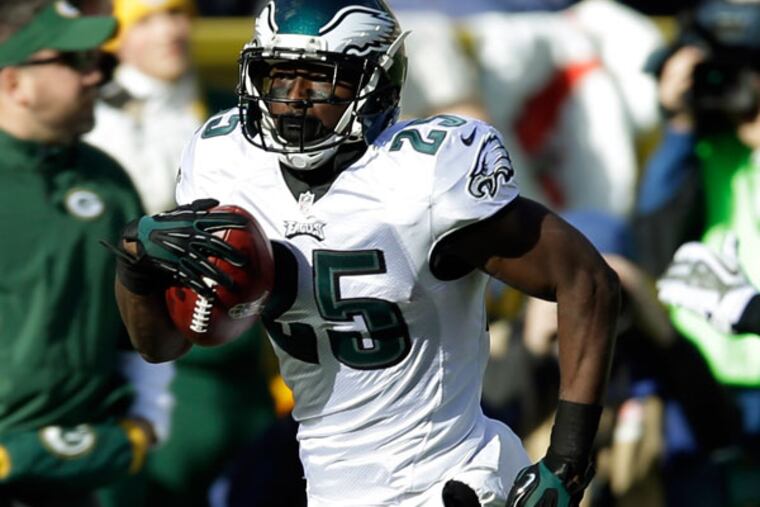 LeSean McCoy runs during the first half of an NFL football game against the Green Bay Packers Sunday, Nov. 10, 2013, in Green Bay, Wis. (Tom Lynn/AP)