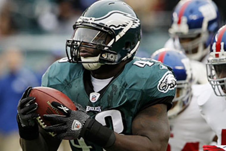 Fullback Leonard Weaver was one of many Eagles players who had breakout days on offense. (Michael S. Wirtz / Staff Photographer)