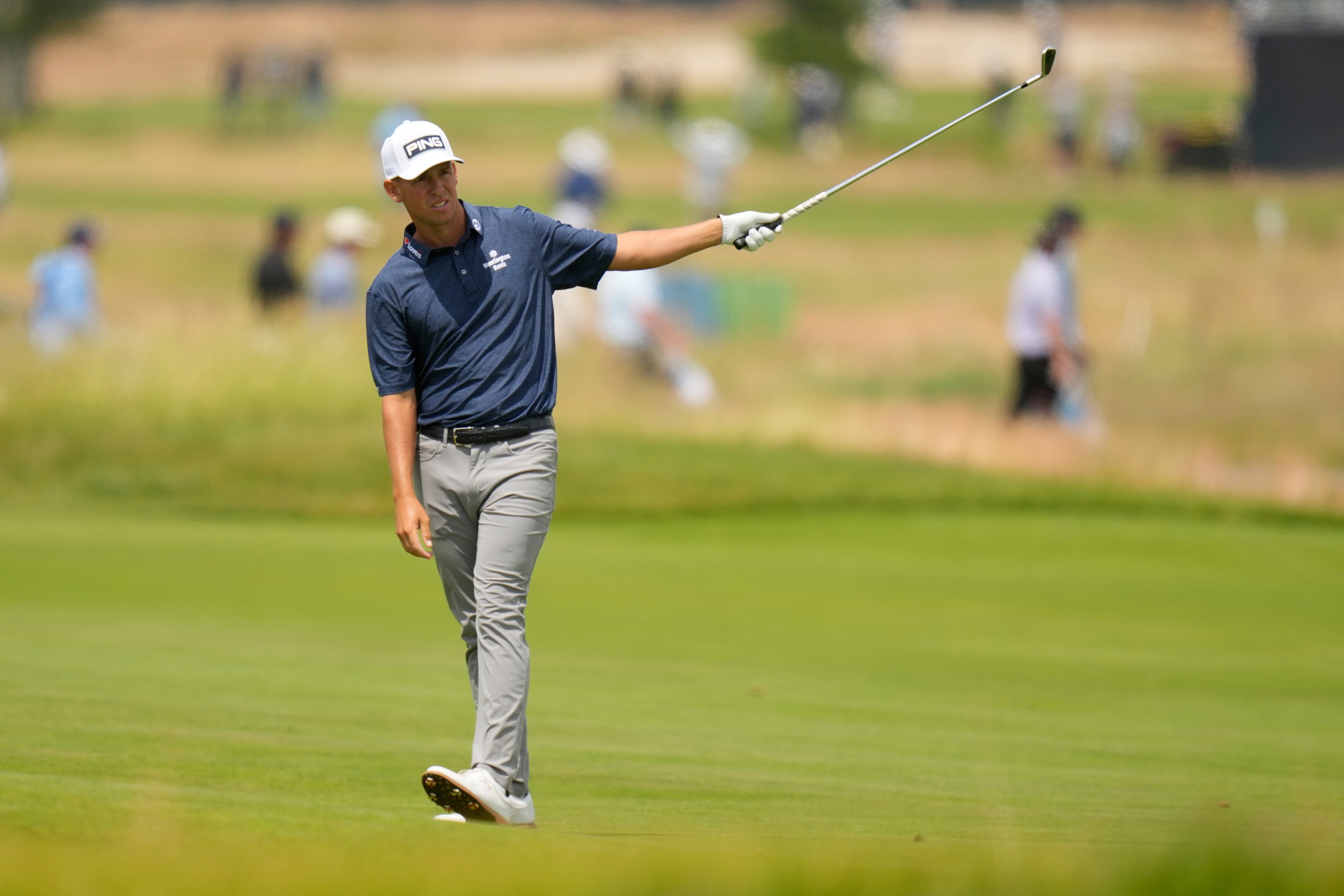 US Open starts on soft Shinnecock with strong wind. Sam Stevens takes the early lead