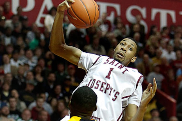 St. Joe's sits a game and a half back of Temple in the Atlantic 10 standings. (Ron Cortes/Staff file photo)