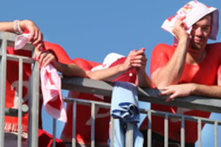 In the fifth, Villanova freshmen (from left) Flo Arnoux of Princeton, Steve Kane of Springfield, and Mike Mignella of Cherry Hill show signs of the coming letdown as the Phillies remain scoreless.