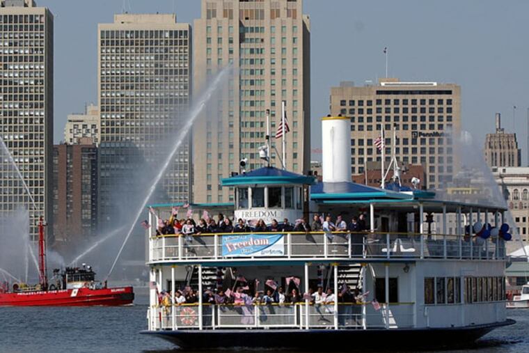 A RiverLink ferry crossing from Penn’s Landing to Camden in 2003. (DAVID MAIALETTI/Staff Photographer)