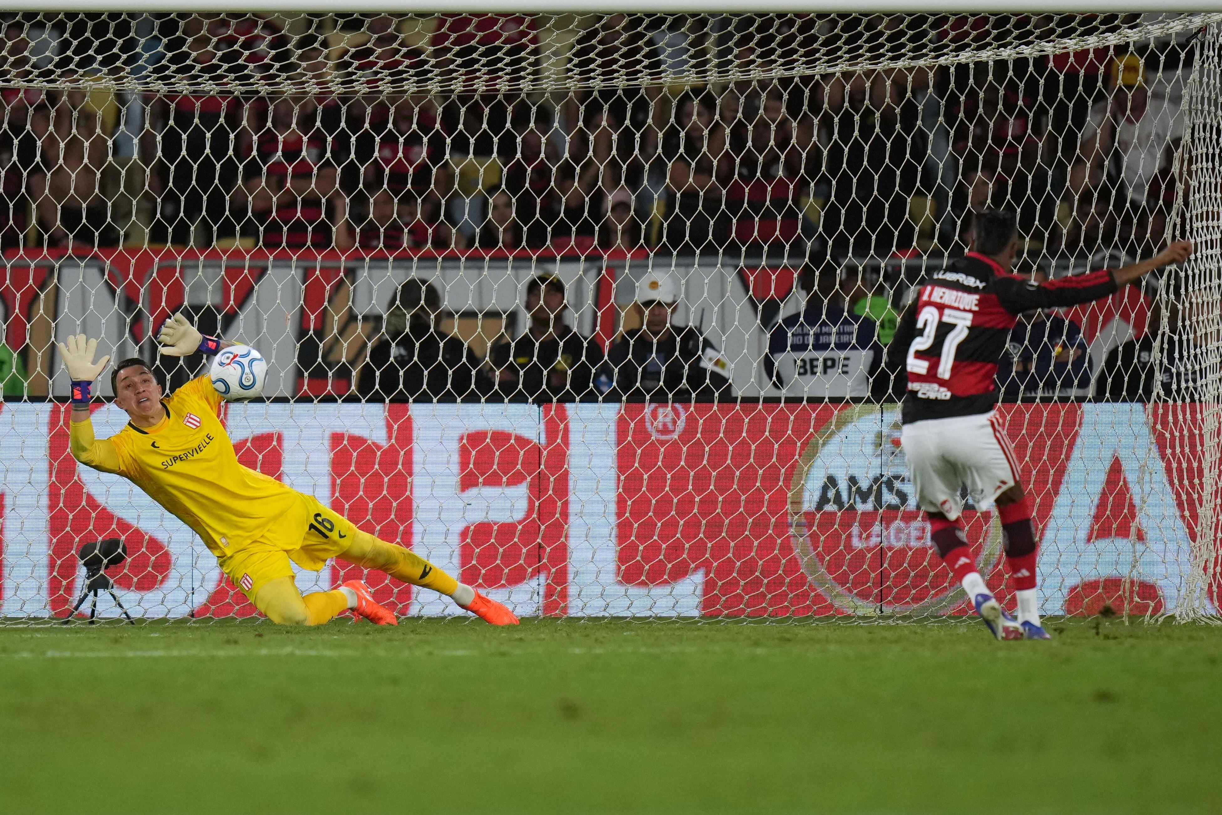 Muslera’s 3 penalty saves lift 10-man Estudiantes past Flamengo into Libertadores final
