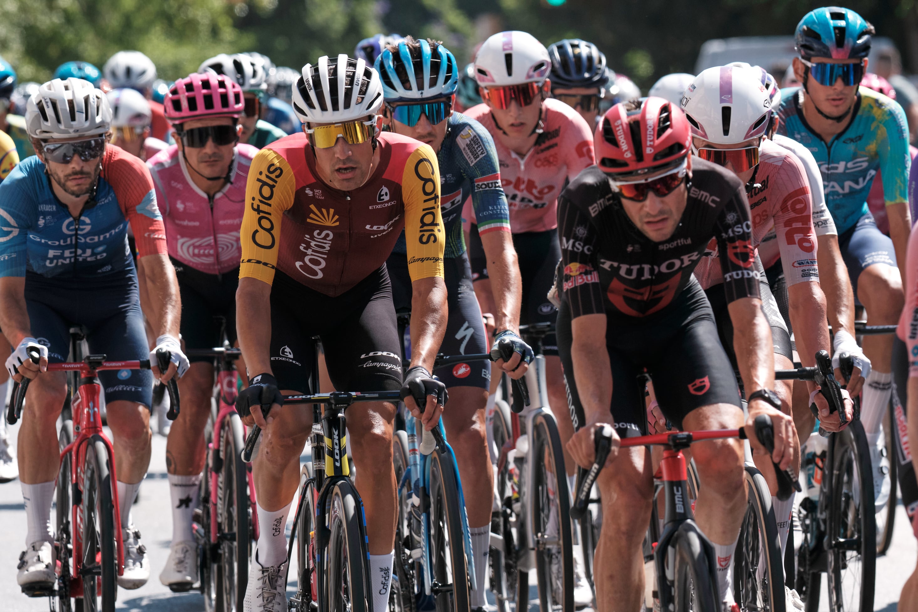 Eddie Dunbar wins Vuelta’s third-to-last stage and Enric Mas keeps the lead