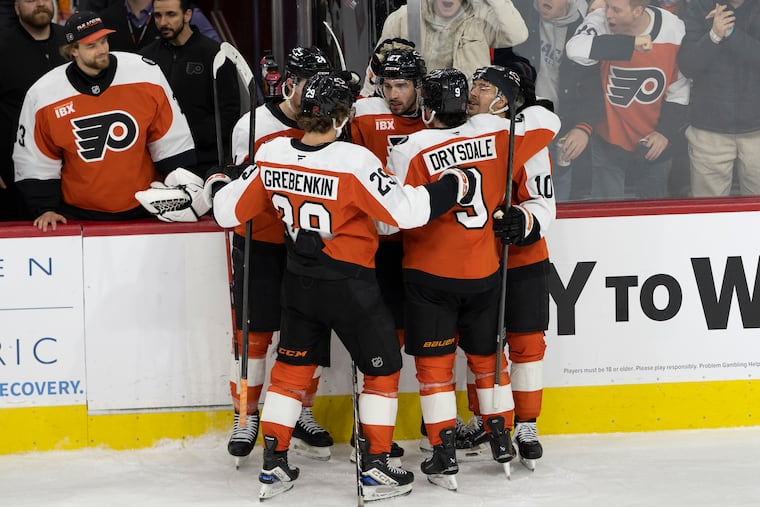 Flyers’ Noah Cates (center) celebrates with teammates after scoring in the second period.