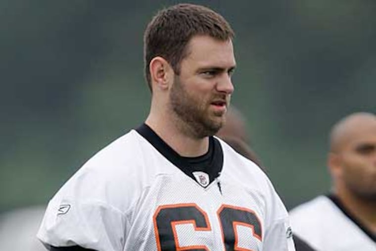 Evan Mathis will be the Eagles' starting left guard Sunday. (Al Behrman/AP)