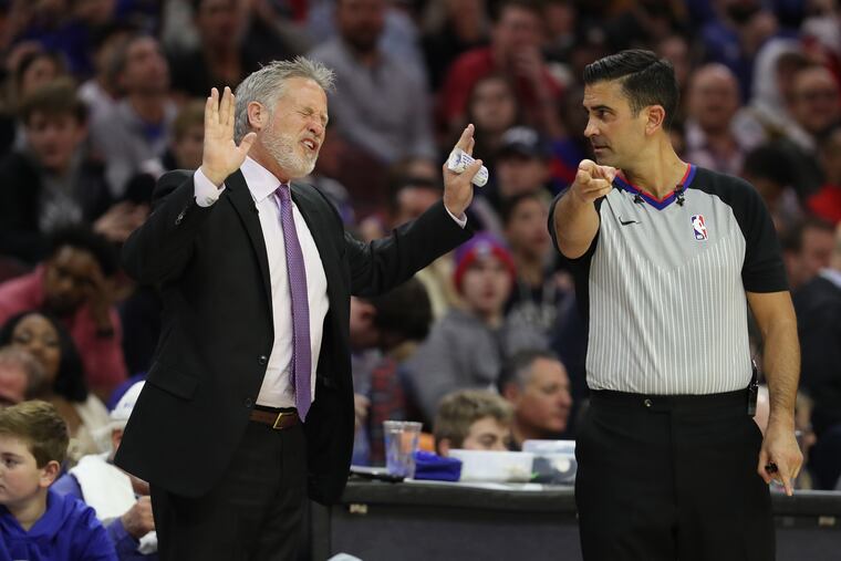 Brett Brown complains to an official during the Sixers' loss on Saturday to the Warriors.