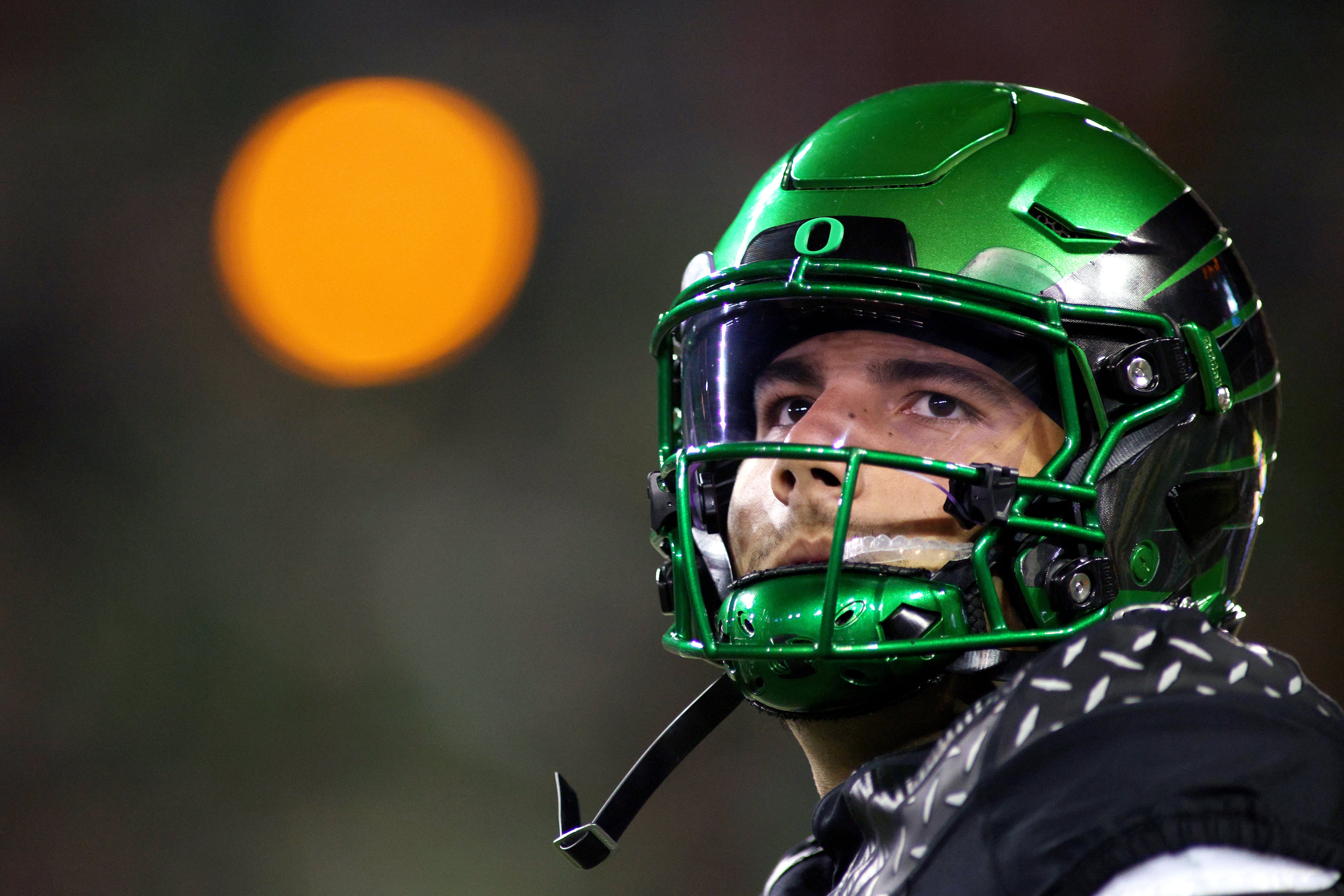 Raiola's 4-yard touchdown pass with 28 seconds left gives Oregon a 17-14 win over Nebraska