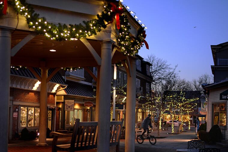 King's Court in downtown Haddonfield is quiet December 30, 2014. ( TOM GRALISH / Staff Photographer )