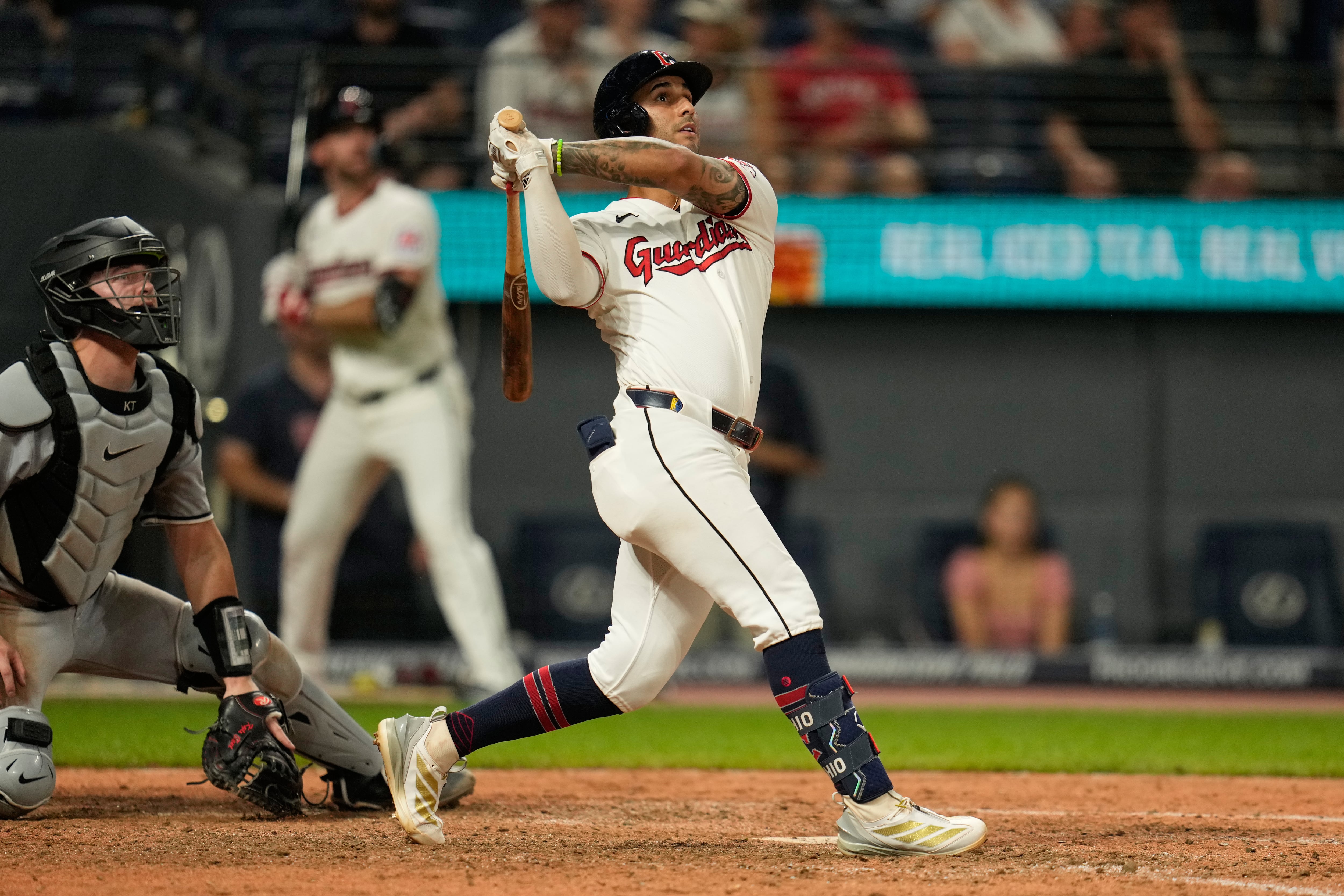 Brayan Rocchio hits 2-run homer in 9th to lift Guardians over White Sox 6-5 in AL Central showdown