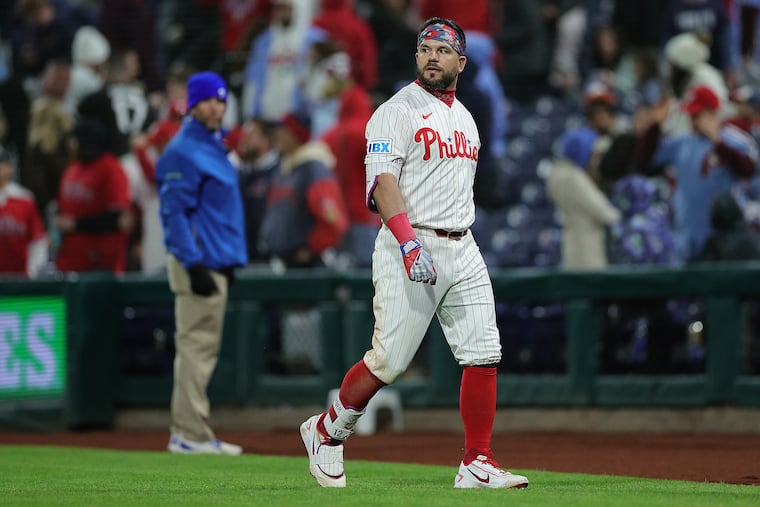Kyle Schwarber walks off the field after flying out to right field to end a 4-2 Phillies loss to the Braves on Sunday.