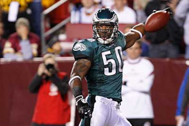 Will Witherspoon returns a interception for a TD as Santana Moss is in pursuit at FedExField. ( Ron Cortes / Staff Photographer )