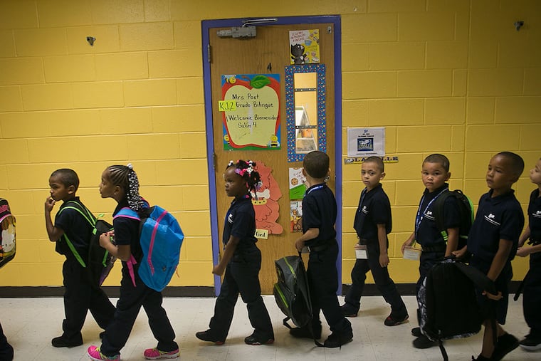 Teacher Christina Gonzalez’s first graders gather. The “Renaissance” schools have been controversial. Critics say they aim to push out teachers and undermine public schools. (ALEJANDRO A. ALVAREZ/Staff Photographer)