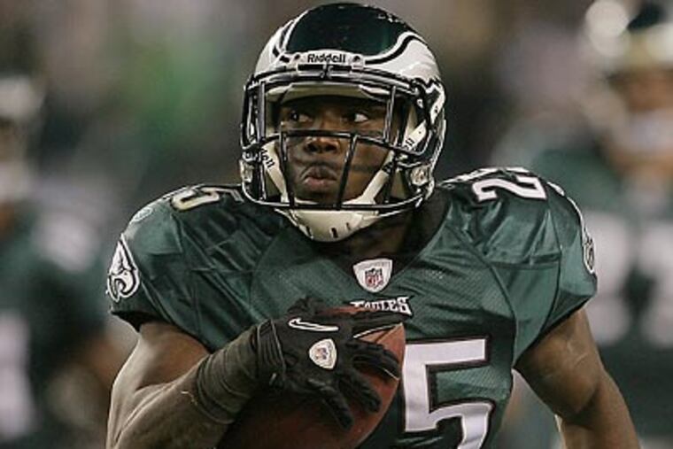 LeSean McCoy's 50-yard touchdown run gave the Eagles the lead in the fourth quarter. (Yong Kim/Staff Photographer)