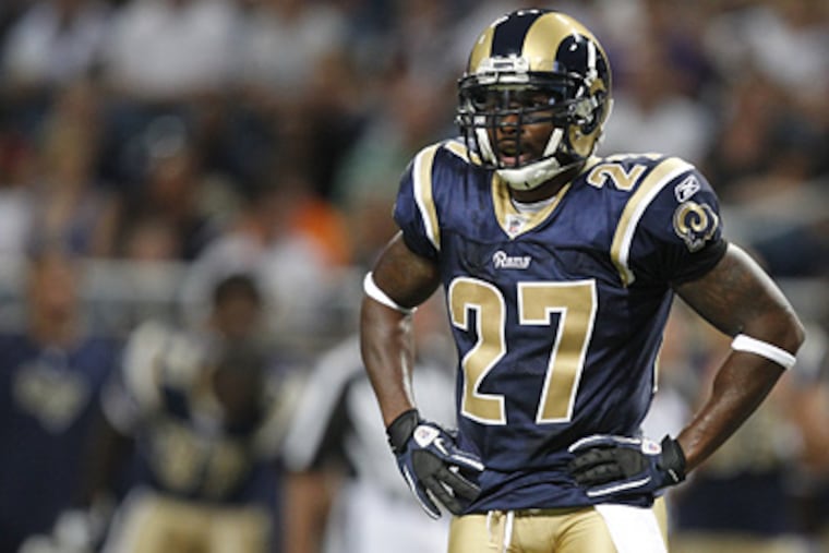 Former Eagles safety Quintin Mikell signed with the St. Louis Rams in the offseason. (AP Photo/Jeff Roberson)