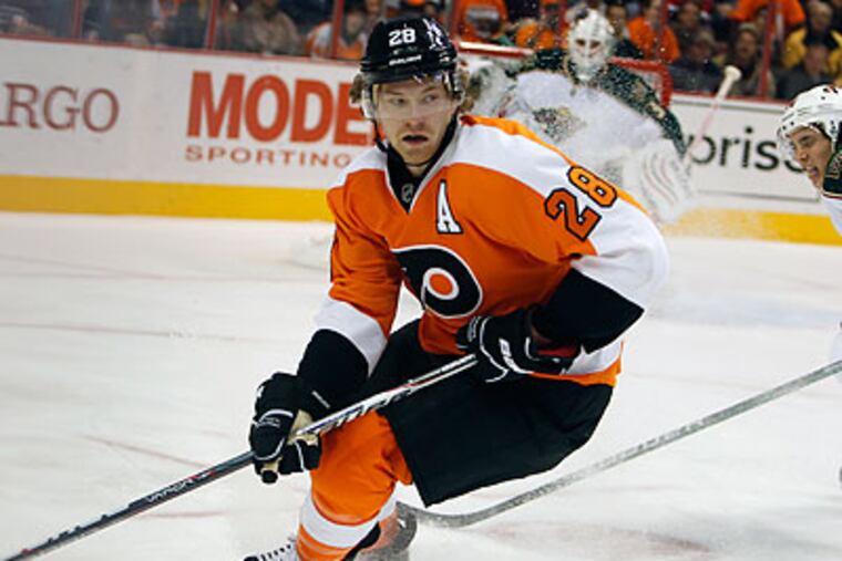 Claude Giroux has just one goal in the last 14 games. (Ron Cortes/Staff file photo)
