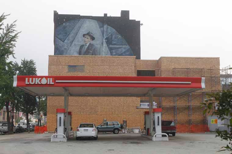 Frank Sinatra mural gets obscured by the construction of a new building at corner of S. Broad and Wharton St. in S. Philadelphia. Photograph taken on Thursday, July 21, 2011. Alejandro A. Alvarez / Philadelphia Daily News