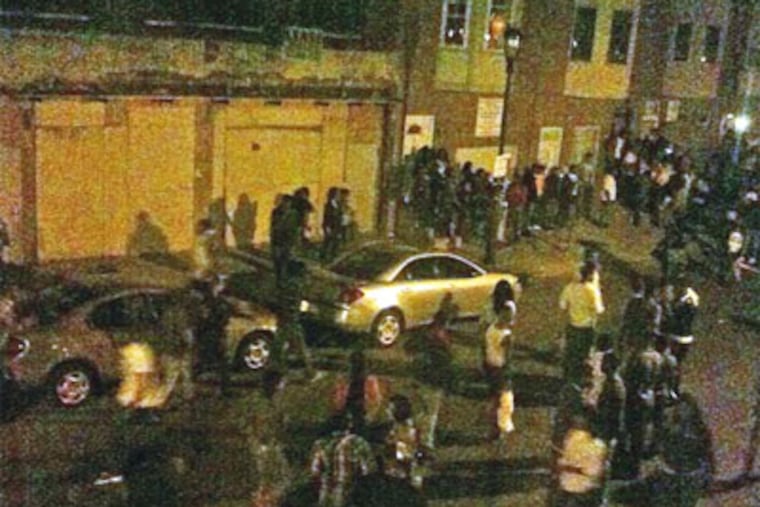 Thousands of young people filled South Street during a flash mob incident on Saturday night. (Randi Sargent / Philly.com)