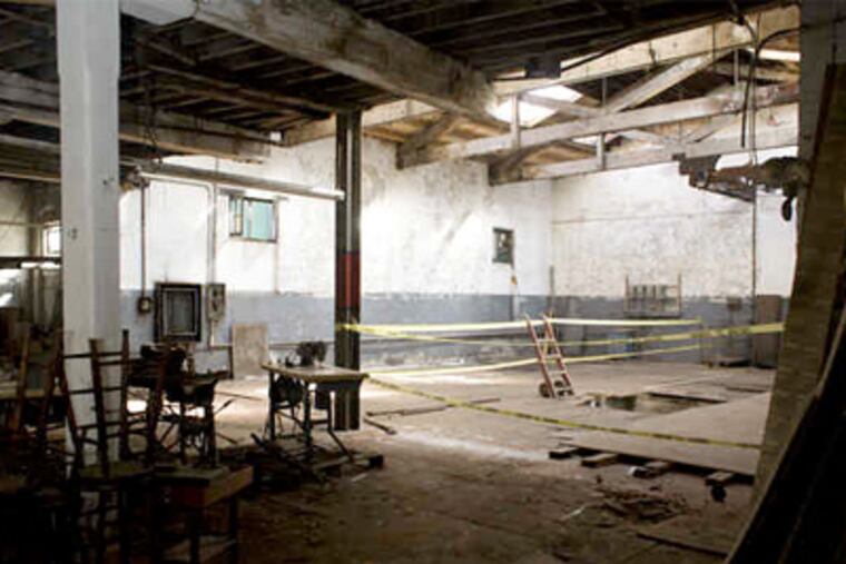 The Globe Dye Works in Frankford contains about 160,000 square feet of floor space. Roughly 20,000 has been leased to 12 tenants.This is a section that has not been renovated. (Ed Hille / Staff Photographer)