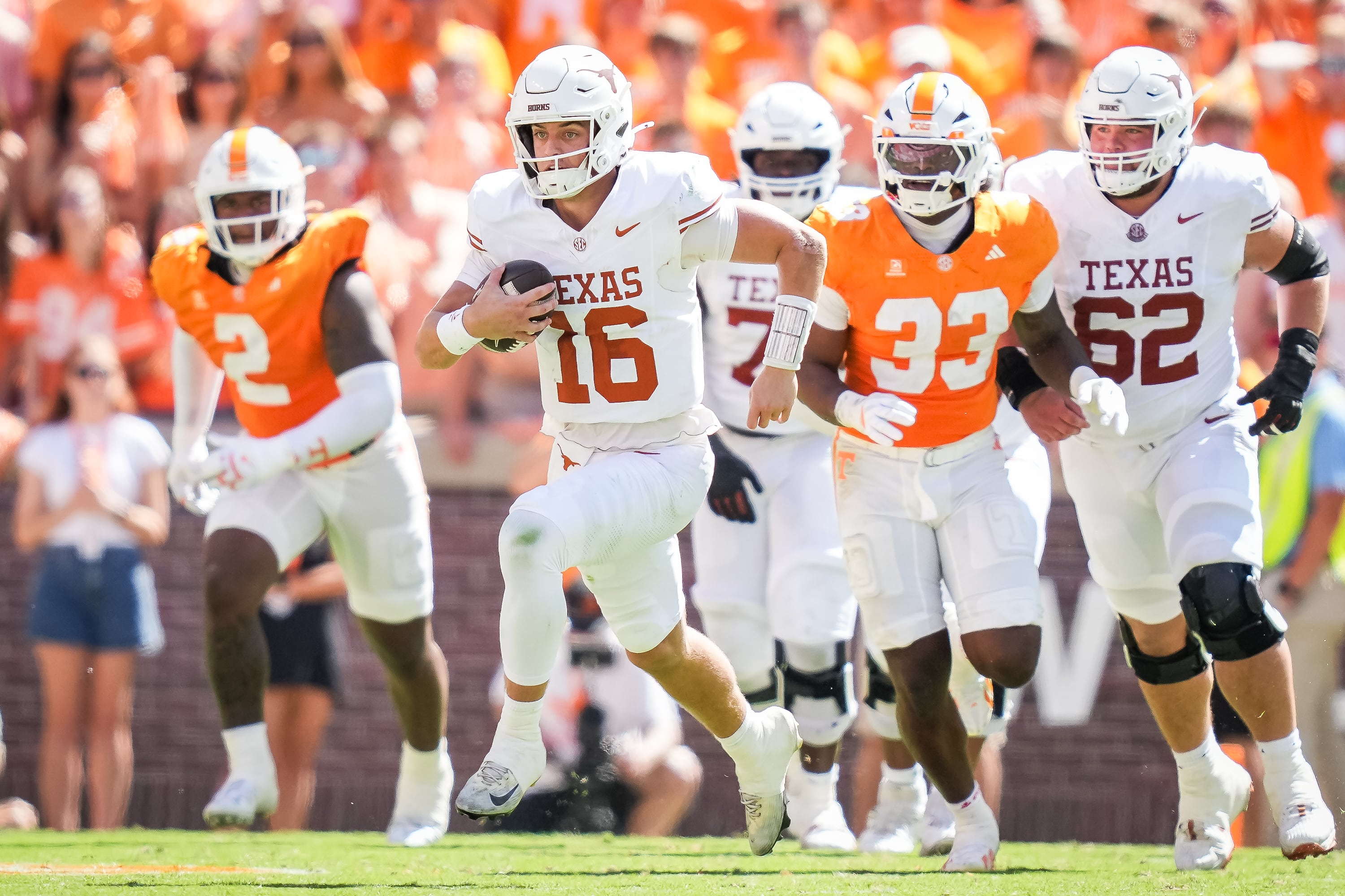 Colin Simmons ties program-record with 5 sacks as No. 1 Texas beats No. 14 Tennessee 20-17