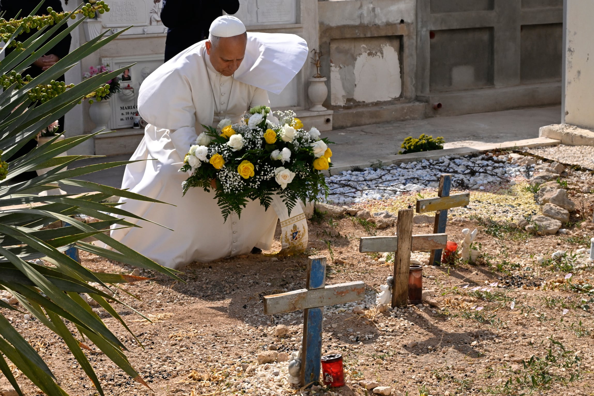Pope marks July 4 by praying in Lampedusa for migrants who died seeking freedom and prosperity