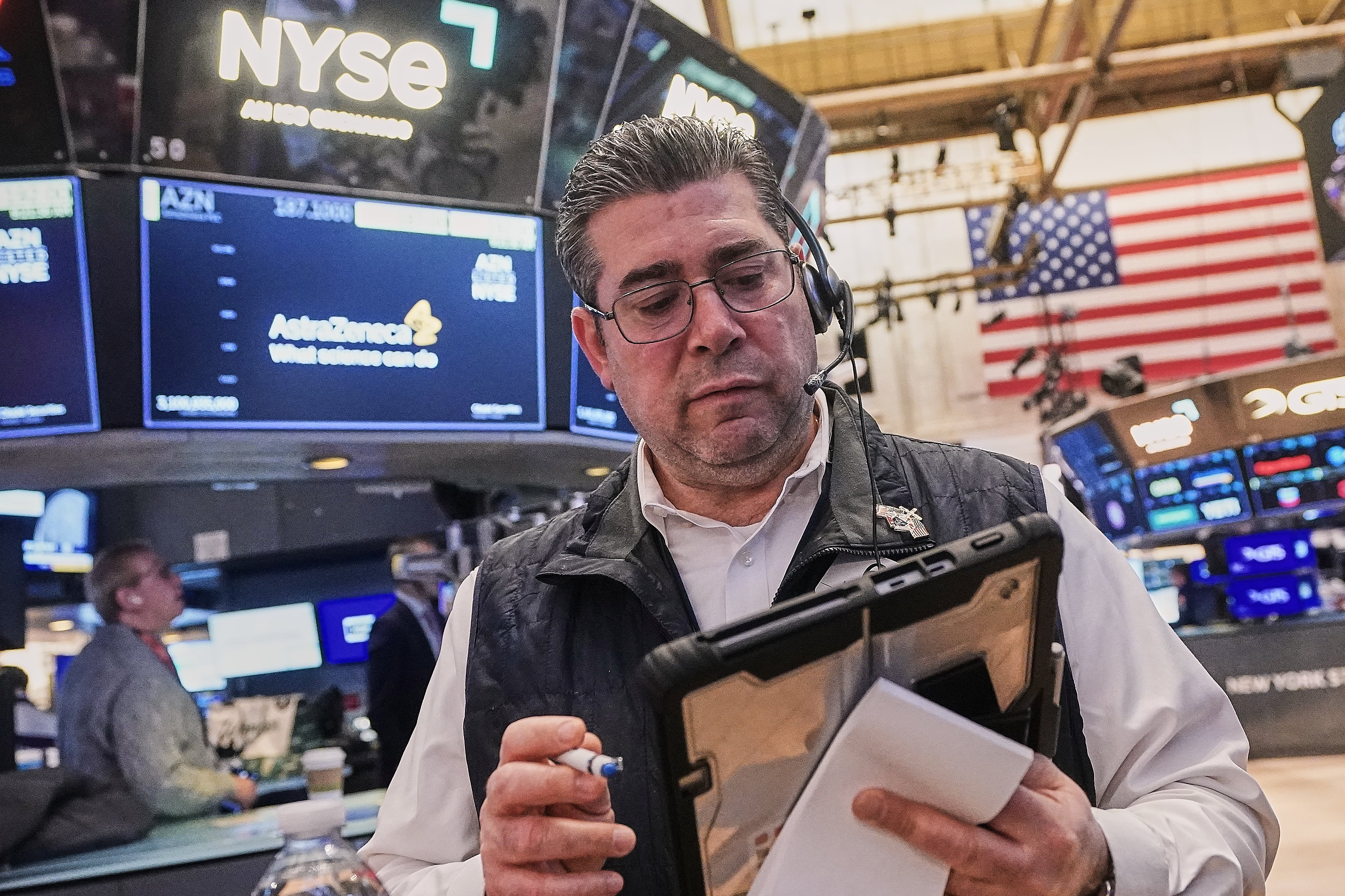 Wall Street loses ground under pressure from rising oil prices, more swings for Big Tech stocks
