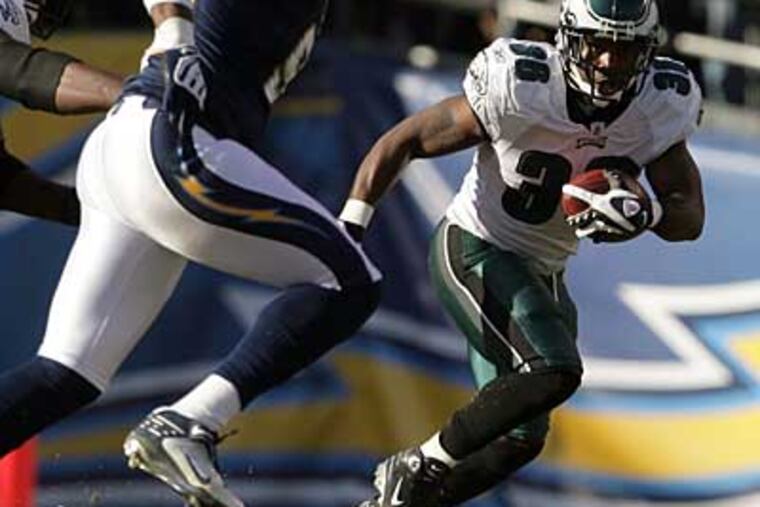 Brian Westbrook runs with football in the second quarter against the San Diego Chargers. (Yong Kim / Staff Photographer)